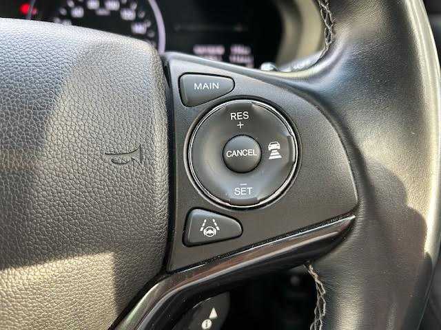 ホンダ ヴェゼル RS ホンダセンシング 東京都 2019(平31)年 6.8万km クリスタルブラックパール ワンオーナー/ホンダセンシング(安全運転支援システム)/純正SDインターナビ/フルセグTV/Bluetooth CD DVD AM FM/HDMI USB/バックカメラ/ハーフレザーシート/シートヒーター/アダプティブクルーズコントロール/衝突被害軽減ブレーキ/誤発進抑制機能/歩行者事故低減ステアリング/路外逸脱抑制機能/車線維持支援システム/プラズマクラスター付きオートエアコン/ETC/ドラレコ/SRSエアバッグ(ダブル＋サイド＋カーテン)/LEDヘッドランプ/スマートキー/スペアキー×1/保証書＆取扱説明書