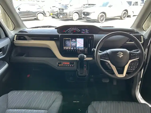 スズキ ソリオ HV MZ 和歌山県 2023(令5)年 2.3万km ピュアホワイトP 純正9インチナビ/フルセグTV/Bluetooth/CD/DVD/USB/アラウンドビューモニター/ETC/衝突軽減カメラ/車線逸脱防止機能/コーナーセンサー/レーダークルーズコントロール/HUD（ヘッドアップディスプレイ）/両側パワースライドドア/革巻きステアリング/ステアリングスイッチ/前席シートヒーター/リアドアサンシェード/後席サーキュレーター/LEDヘッドライト/フォグランプ/オートライト/電動格納ミラー/フルオートエアコン/アイドリングストップ/社外15インチAW/ドアバイザー/純正フロアマット/プッシュスタート/スマートキー