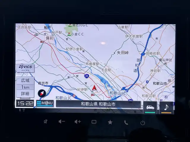 スズキ ソリオ HV MZ 和歌山県 2023(令5)年 2.3万km ピュアホワイトP 純正9インチナビ/フルセグTV/Bluetooth/CD/DVD/USB/アラウンドビューモニター/ETC/衝突軽減カメラ/車線逸脱防止機能/コーナーセンサー/レーダークルーズコントロール/HUD（ヘッドアップディスプレイ）/両側パワースライドドア/革巻きステアリング/ステアリングスイッチ/前席シートヒーター/リアドアサンシェード/後席サーキュレーター/LEDヘッドライト/フォグランプ/オートライト/電動格納ミラー/フルオートエアコン/アイドリングストップ/社外15インチAW/ドアバイザー/純正フロアマット/プッシュスタート/スマートキー