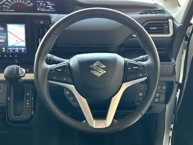 スズキ ソリオ HV MZ 和歌山県 2023(令5)年 2.3万km ピュアホワイトP 純正9インチナビ/フルセグTV/Bluetooth/CD/DVD/USB/アラウンドビューモニター/ETC/衝突軽減カメラ/車線逸脱防止機能/コーナーセンサー/レーダークルーズコントロール/HUD（ヘッドアップディスプレイ）/両側パワースライドドア/革巻きステアリング/ステアリングスイッチ/前席シートヒーター/リアドアサンシェード/後席サーキュレーター/LEDヘッドライト/フォグランプ/オートライト/電動格納ミラー/フルオートエアコン/アイドリングストップ/社外15インチAW/ドアバイザー/純正フロアマット/プッシュスタート/スマートキー