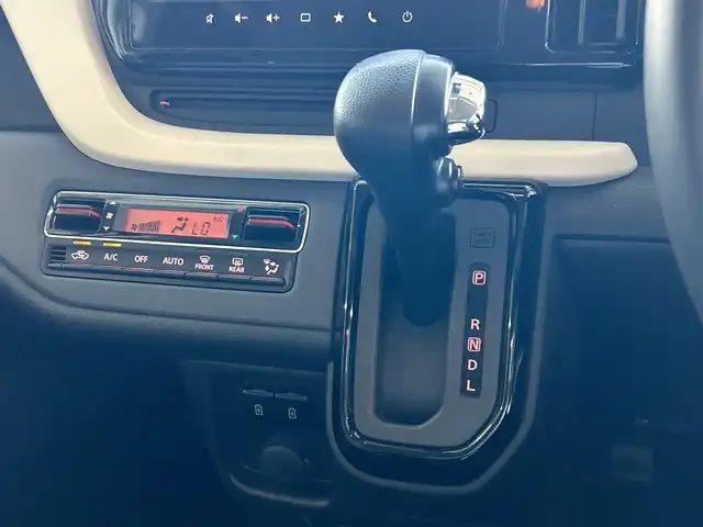 スズキ ソリオ HV MZ 和歌山県 2023(令5)年 2.3万km ピュアホワイトP 純正9インチナビ/フルセグTV/Bluetooth/CD/DVD/USB/アラウンドビューモニター/ETC/衝突軽減カメラ/車線逸脱防止機能/コーナーセンサー/レーダークルーズコントロール/HUD（ヘッドアップディスプレイ）/両側パワースライドドア/革巻きステアリング/ステアリングスイッチ/前席シートヒーター/リアドアサンシェード/後席サーキュレーター/LEDヘッドライト/フォグランプ/オートライト/電動格納ミラー/フルオートエアコン/アイドリングストップ/社外15インチAW/ドアバイザー/純正フロアマット/プッシュスタート/スマートキー
