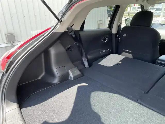 日産 ジューク 15RX Vセレクション 滋賀県 2018(平30)年 2.8万km スーパーブラック ガソリン/2WD/CVT/7インチナビ　【CN-RE04WD】/【FM/AM/CD/DVD/TVフルセグ/USB/Bluetooth】/バックカメラ/プリクラッシュ/レーンキープアシスト/横滑り防止装置/電動格納ミラー/アイドリングストップ/革巻きステアリング/ステアリングスイッチ/オートライト/キセノンヘッドライト/フロントフォグ/パワーウインドウ/パワーステアリング/プッシュスタート/スマートキー