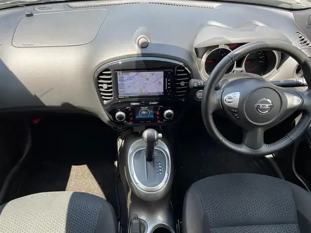 日産 ジューク 15RX Vセレクション 滋賀県 2018(平30)年 2.8万km スーパーブラック ガソリン/2WD/CVT/7インチナビ　【CN-RE04WD】/【FM/AM/CD/DVD/TVフルセグ/USB/Bluetooth】/バックカメラ/プリクラッシュ/レーンキープアシスト/横滑り防止装置/電動格納ミラー/アイドリングストップ/革巻きステアリング/ステアリングスイッチ/オートライト/キセノンヘッドライト/フロントフォグ/パワーウインドウ/パワーステアリング/プッシュスタート/スマートキー