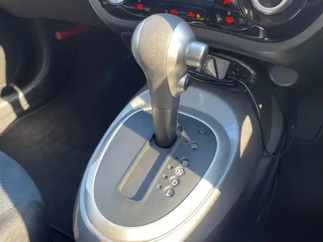 日産 ジューク 15RX Vセレクション 滋賀県 2018(平30)年 2.8万km スーパーブラック ガソリン/2WD/CVT/7インチナビ　【CN-RE04WD】/【FM/AM/CD/DVD/TVフルセグ/USB/Bluetooth】/バックカメラ/プリクラッシュ/レーンキープアシスト/横滑り防止装置/電動格納ミラー/アイドリングストップ/革巻きステアリング/ステアリングスイッチ/オートライト/キセノンヘッドライト/フロントフォグ/パワーウインドウ/パワーステアリング/プッシュスタート/スマートキー