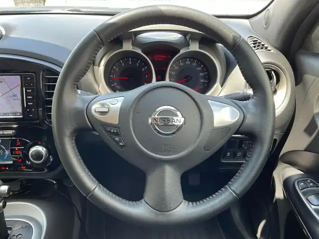 日産 ジューク 15RX Vセレクション 滋賀県 2018(平30)年 2.8万km スーパーブラック ガソリン/2WD/CVT/7インチナビ　【CN-RE04WD】/【FM/AM/CD/DVD/TVフルセグ/USB/Bluetooth】/バックカメラ/プリクラッシュ/レーンキープアシスト/横滑り防止装置/電動格納ミラー/アイドリングストップ/革巻きステアリング/ステアリングスイッチ/オートライト/キセノンヘッドライト/フロントフォグ/パワーウインドウ/パワーステアリング/プッシュスタート/スマートキー