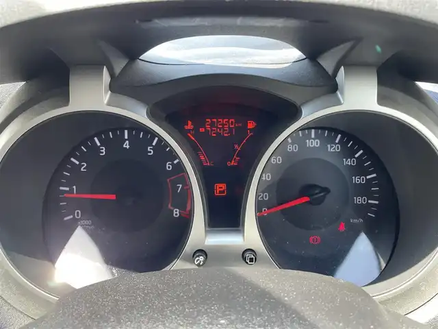日産 ジューク 15RX Vセレクション 滋賀県 2018(平30)年 2.8万km スーパーブラック ガソリン/2WD/CVT/7インチナビ　【CN-RE04WD】/【FM/AM/CD/DVD/TVフルセグ/USB/Bluetooth】/バックカメラ/プリクラッシュ/レーンキープアシスト/横滑り防止装置/電動格納ミラー/アイドリングストップ/革巻きステアリング/ステアリングスイッチ/オートライト/キセノンヘッドライト/フロントフォグ/パワーウインドウ/パワーステアリング/プッシュスタート/スマートキー