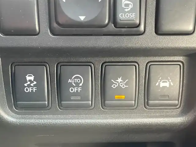 日産 ジューク 15RX Vセレクション 滋賀県 2018(平30)年 2.8万km スーパーブラック ガソリン/2WD/CVT/7インチナビ　【CN-RE04WD】/【FM/AM/CD/DVD/TVフルセグ/USB/Bluetooth】/バックカメラ/プリクラッシュ/レーンキープアシスト/横滑り防止装置/電動格納ミラー/アイドリングストップ/革巻きステアリング/ステアリングスイッチ/オートライト/キセノンヘッドライト/フロントフォグ/パワーウインドウ/パワーステアリング/プッシュスタート/スマートキー