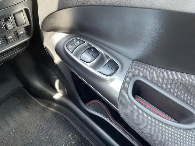 日産 ジューク 15RX Vセレクション 滋賀県 2018(平30)年 2.8万km スーパーブラック ガソリン/2WD/CVT/7インチナビ　【CN-RE04WD】/【FM/AM/CD/DVD/TVフルセグ/USB/Bluetooth】/バックカメラ/プリクラッシュ/レーンキープアシスト/横滑り防止装置/電動格納ミラー/アイドリングストップ/革巻きステアリング/ステアリングスイッチ/オートライト/キセノンヘッドライト/フロントフォグ/パワーウインドウ/パワーステアリング/プッシュスタート/スマートキー