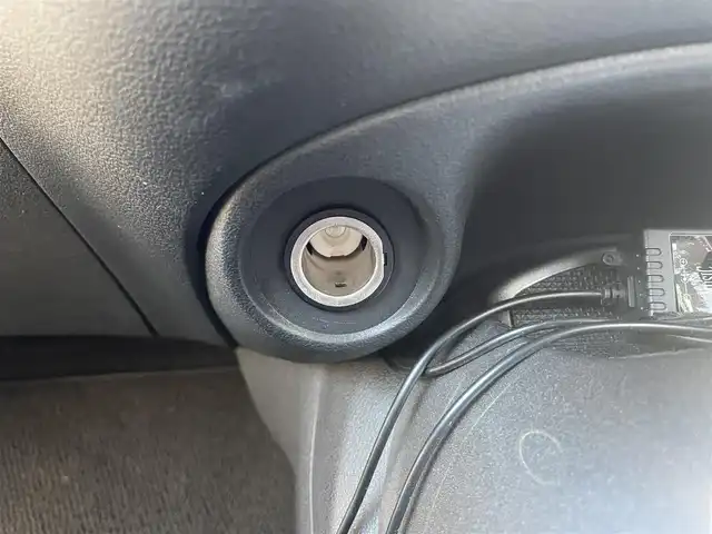日産 ジューク 15RX Vセレクション 滋賀県 2018(平30)年 2.8万km スーパーブラック ガソリン/2WD/CVT/7インチナビ　【CN-RE04WD】/【FM/AM/CD/DVD/TVフルセグ/USB/Bluetooth】/バックカメラ/プリクラッシュ/レーンキープアシスト/横滑り防止装置/電動格納ミラー/アイドリングストップ/革巻きステアリング/ステアリングスイッチ/オートライト/キセノンヘッドライト/フロントフォグ/パワーウインドウ/パワーステアリング/プッシュスタート/スマートキー
