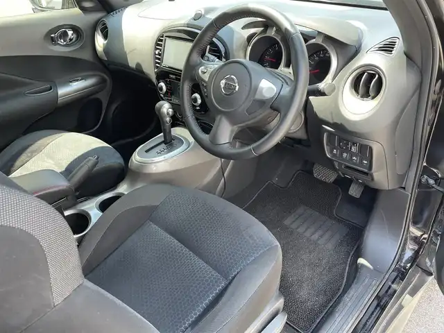 日産 ジューク 15RX Vセレクション 滋賀県 2018(平30)年 2.8万km スーパーブラック ガソリン/2WD/CVT/7インチナビ　【CN-RE04WD】/【FM/AM/CD/DVD/TVフルセグ/USB/Bluetooth】/バックカメラ/プリクラッシュ/レーンキープアシスト/横滑り防止装置/電動格納ミラー/アイドリングストップ/革巻きステアリング/ステアリングスイッチ/オートライト/キセノンヘッドライト/フロントフォグ/パワーウインドウ/パワーステアリング/プッシュスタート/スマートキー