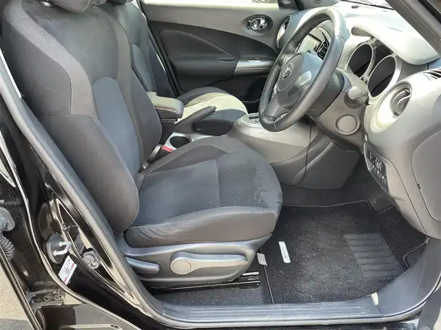 日産 ジューク 15RX Vセレクション 滋賀県 2018(平30)年 2.8万km スーパーブラック ガソリン/2WD/CVT/7インチナビ　【CN-RE04WD】/【FM/AM/CD/DVD/TVフルセグ/USB/Bluetooth】/バックカメラ/プリクラッシュ/レーンキープアシスト/横滑り防止装置/電動格納ミラー/アイドリングストップ/革巻きステアリング/ステアリングスイッチ/オートライト/キセノンヘッドライト/フロントフォグ/パワーウインドウ/パワーステアリング/プッシュスタート/スマートキー