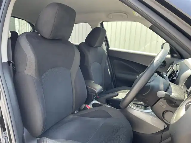 日産 ジューク 15RX Vセレクション 滋賀県 2018(平30)年 2.8万km スーパーブラック ガソリン/2WD/CVT/7インチナビ　【CN-RE04WD】/【FM/AM/CD/DVD/TVフルセグ/USB/Bluetooth】/バックカメラ/プリクラッシュ/レーンキープアシスト/横滑り防止装置/電動格納ミラー/アイドリングストップ/革巻きステアリング/ステアリングスイッチ/オートライト/キセノンヘッドライト/フロントフォグ/パワーウインドウ/パワーステアリング/プッシュスタート/スマートキー