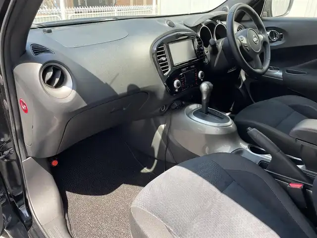 日産 ジューク 15RX Vセレクション 滋賀県 2018(平30)年 2.8万km スーパーブラック ガソリン/2WD/CVT/7インチナビ　【CN-RE04WD】/【FM/AM/CD/DVD/TVフルセグ/USB/Bluetooth】/バックカメラ/プリクラッシュ/レーンキープアシスト/横滑り防止装置/電動格納ミラー/アイドリングストップ/革巻きステアリング/ステアリングスイッチ/オートライト/キセノンヘッドライト/フロントフォグ/パワーウインドウ/パワーステアリング/プッシュスタート/スマートキー