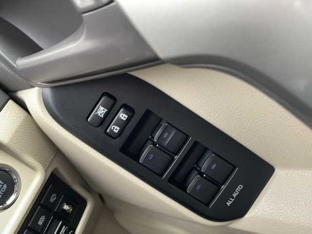 トヨタ ランドクルーザー プラド TX 大阪府 2019(令1)年 7.2万km スーパーホワイトⅡ 純正SDナビ NSZT-Y68T/・DVD/CD/FM/AM/Bluetooth/・フルセグテレビ/ETC/バックカメラ/サンルーフ/衝突軽減ブレーキ/レーンキープアシスト/クルーズコントロール/盗難防止装置/革巻きステアリング/ステアリングリモコン/電動格納ミラー/ルーフレール/前後コーナーセンサー/フォグランプ/オートライト/オートエアコン/スマートキー/プッシュスタート/12V電源/USBジャック/純正17インチアルミホイール/純正フロアマット/スタッドレスタイヤ積み込み/ナビ取扱説明書/保証書