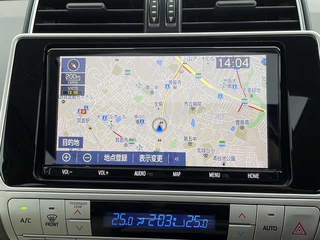 トヨタ ランドクルーザー プラド TX 大阪府 2019(令1)年 7.2万km スーパーホワイトⅡ 純正SDナビ NSZT-Y68T/・DVD/CD/FM/AM/Bluetooth/・フルセグテレビ/ETC/バックカメラ/サンルーフ/衝突軽減ブレーキ/レーンキープアシスト/クルーズコントロール/盗難防止装置/革巻きステアリング/ステアリングリモコン/電動格納ミラー/ルーフレール/前後コーナーセンサー/フォグランプ/オートライト/オートエアコン/スマートキー/プッシュスタート/12V電源/USBジャック/純正17インチアルミホイール/純正フロアマット/スタッドレスタイヤ積み込み/ナビ取扱説明書/保証書