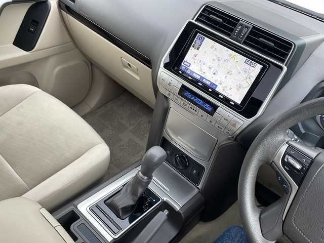 トヨタ ランドクルーザー プラド TX 大阪府 2019(令1)年 7.2万km スーパーホワイトⅡ 純正SDナビ NSZT-Y68T/・DVD/CD/FM/AM/Bluetooth/・フルセグテレビ/ETC/バックカメラ/サンルーフ/衝突軽減ブレーキ/レーンキープアシスト/クルーズコントロール/盗難防止装置/革巻きステアリング/ステアリングリモコン/電動格納ミラー/ルーフレール/前後コーナーセンサー/フォグランプ/オートライト/オートエアコン/スマートキー/プッシュスタート/12V電源/USBジャック/純正17インチアルミホイール/純正フロアマット/スタッドレスタイヤ積み込み/ナビ取扱説明書/保証書