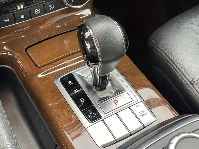 メルセデス・ベンツ ゲレンデヴァーゲン Ｇ５５０ ロング 滋賀県 2014(平26)年 5.6万km オブシディアンブラックM 純正ナビ/【Bluetooth.CD.DVD.フルセグTV】/バックカメラ/サンルーフ/追従クルーズコントロール/ブラインドスポットモニター/全席シートヒーター/前席パワーシート/本革シート/ＨａｒｍａｎＫａｒｄｏｎ/クリアランスソナー/純正アルミホイール/センターデフロック/背面タイヤ