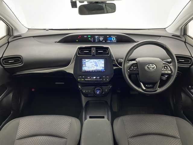 トヨタ プリウス S 宮崎県 2019(令1)年 6.8万km スーパーホワイトⅡ 禁煙車/トヨタセーフティセンス/社外ナビ/（ストラーダ/CN-B301B/CD/Bluetooth/FMAM）/社外バックカメラ/純正ドライブレコーダー/純正オートアラーム/純正フロアマット/プリクラッシュセーフティ/アダプティブクルーズコントロール/レーンディパーチャーアラート/オートマチックハイビーム/クリアランスソナー/オートエアコン/本革巻ハンドル/スマートキー/プッシュエンジンスタート/新車時保証書/取扱い説明書