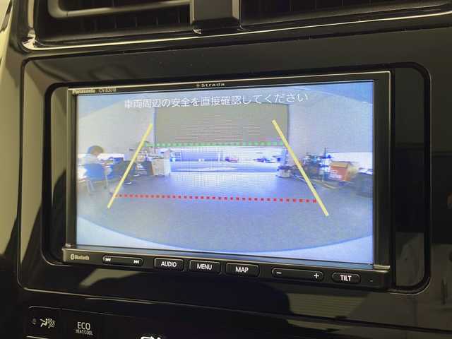 トヨタ プリウス S 宮崎県 2019(令1)年 6.8万km スーパーホワイトⅡ 禁煙車/トヨタセーフティセンス/社外ナビ/（ストラーダ/CN-B301B/CD/Bluetooth/FMAM）/社外バックカメラ/純正ドライブレコーダー/純正オートアラーム/純正フロアマット/プリクラッシュセーフティ/アダプティブクルーズコントロール/レーンディパーチャーアラート/オートマチックハイビーム/クリアランスソナー/オートエアコン/本革巻ハンドル/スマートキー/プッシュエンジンスタート/新車時保証書/取扱い説明書