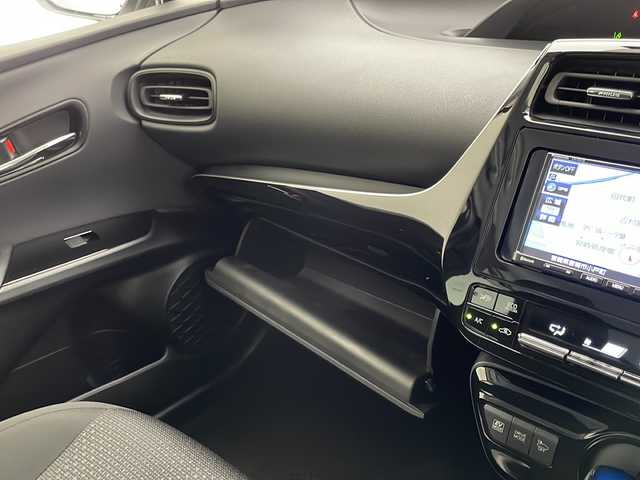 トヨタ プリウス S 宮崎県 2019(令1)年 6.8万km スーパーホワイトⅡ 禁煙車/トヨタセーフティセンス/社外ナビ/（ストラーダ/CN-B301B/CD/Bluetooth/FMAM）/社外バックカメラ/純正ドライブレコーダー/純正オートアラーム/純正フロアマット/プリクラッシュセーフティ/アダプティブクルーズコントロール/レーンディパーチャーアラート/オートマチックハイビーム/クリアランスソナー/オートエアコン/本革巻ハンドル/スマートキー/プッシュエンジンスタート/新車時保証書/取扱い説明書