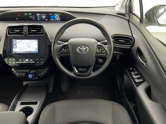 トヨタ プリウス S 宮崎県 2019(令1)年 6.8万km スーパーホワイトⅡ 禁煙車/トヨタセーフティセンス/社外ナビ/（ストラーダ/CN-B301B/CD/Bluetooth/FMAM）/社外バックカメラ/純正ドライブレコーダー/純正オートアラーム/純正フロアマット/プリクラッシュセーフティ/アダプティブクルーズコントロール/レーンディパーチャーアラート/オートマチックハイビーム/クリアランスソナー/オートエアコン/本革巻ハンドル/スマートキー/プッシュエンジンスタート/新車時保証書/取扱い説明書