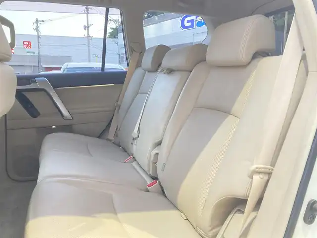 トヨタ ランドクルーザー プラド TX Lパッケージ 長崎県 2018(平30)年 6.3万km ホワイトパールクリスタルシャイン トヨタセーフティセンス/・衝突被害軽減ブレーキ/・レーダークルーズコントロール/・レーンキープアシスト/・オートマチックハイビーム/革シート/・シートヒーター/・エアシート/パワーシート(D席/N席)/ディーラーOP/SDナビ【NSZT-Y66T】/・Bluetooth接続/・フルセグTV/・DVD再生/バックカメラ/ビルトインETC/コーナーセンサー/MTモード付AT/ヘッドライトウォッシャー/革巻きステアリング/ステアリングスイッチ/LEDオートヘッドライト/フォグライト