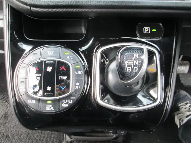 トヨタ ノア ハイブリッド Si 千葉県 2017(平29)年 14.5万km ホワイトパールクリスタルシャイン ワンオーナー/純正9型ナビ、フルセグTV/バックカメラ/オーディオ【CD/DVD/SD/BT】/純正12型フリップダウンモニター/トヨタセーフティセンス/両側パワースライドドア/LEDヘッドライト&LEDフォグ/純正16インチアルミホイール/ウィンカードアミラー/前席シートヒーター/トランクイージークローザー/前方ドライブレコーダー/ビルトインETC/記録簿H30-R6年毎年トヨタ有り/保証書/取説/ナビ説/スペアキー