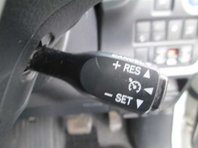 トヨタ ノア ハイブリッド Si 千葉県 2017(平29)年 14.5万km ホワイトパールクリスタルシャイン ワンオーナー/純正9型ナビ、フルセグTV/バックカメラ/オーディオ【CD/DVD/SD/BT】/純正12型フリップダウンモニター/トヨタセーフティセンス/両側パワースライドドア/LEDヘッドライト&LEDフォグ/純正16インチアルミホイール/ウィンカードアミラー/前席シートヒーター/トランクイージークローザー/前方ドライブレコーダー/ビルトインETC/記録簿H30-R6年毎年トヨタ有り/保証書/取説/ナビ説/スペアキー