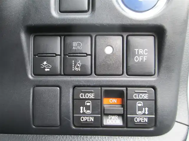 トヨタ ノア ハイブリッド Si 千葉県 2017(平29)年 14.5万km ホワイトパールクリスタルシャイン ワンオーナー/純正9型ナビ、フルセグTV/バックカメラ/オーディオ【CD/DVD/SD/BT】/純正12型フリップダウンモニター/トヨタセーフティセンス/両側パワースライドドア/LEDヘッドライト&LEDフォグ/純正16インチアルミホイール/ウィンカードアミラー/前席シートヒーター/トランクイージークローザー/前方ドライブレコーダー/ビルトインETC/記録簿H30-R6年毎年トヨタ有り/保証書/取説/ナビ説/スペアキー