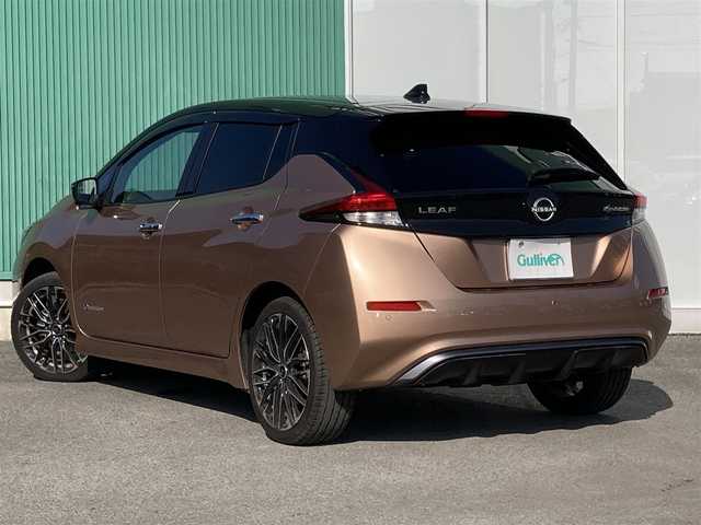 日産 リーフ e+ X 福岡県 2022(令4)年 2.5万km ゴールド 純正メモリナビ/（フルセグ/Bluetooth/USB/AndoroidAuto）/純正ディスプレイオーディオ/アラウンドビューモニター/ビルトインETC2.0/純正ドライブレコーダー/インテリジェントルームミラー/社外サブウーファー/プロパイロット/BSM/LKA/ACC/エマージェンシーブレーキ/コーナーセンサー/ステアリングヒーター/シートヒーター（全席）/LEDヘッドライト/LEDフォグ/オートハイビーム/社外18インチアルミホイール/シートカバー