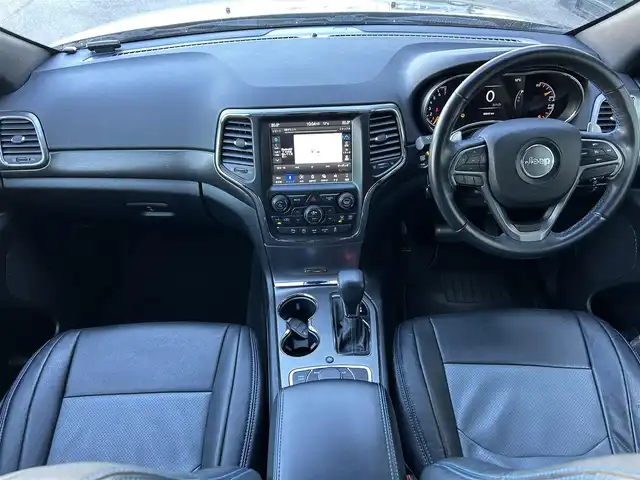 クライスラー・ジープ ジープ グランドチェロキー アップランド 石川県 2018(平30)年 5.1万km 黒 160台限定/黒革調シートカバー/4WD/純正ナビ/　Bluetooth・AppleCarPlay・USB・AUX/フリップダウンモニター/バックカメラ/前後ドライブレコーダー/ETC/クルーズコントロール/パワーシート（D+N席）/アンチロック・ブレーキ・システム/横滑り防止装置/前後コーナーセンサー/盗難防止装置/ダウンヒルアシストコントロール/アイドリングストップ/純正アルミホイール/スマートキー