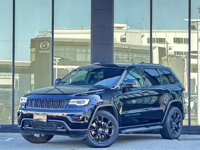 クライスラー・ジープ ジープ グランドチェロキー アップランド 石川県 2018(平30)年 5.1万km 黒 160台限定/黒革調シートカバー/4WD/純正ナビ/　Bluetooth・AppleCarPlay・USB・AUX/フリップダウンモニター/バックカメラ/前後ドライブレコーダー/ETC/クルーズコントロール/パワーシート（D+N席）/アンチロック・ブレーキ・システム/横滑り防止装置/前後コーナーセンサー/盗難防止装置/ダウンヒルアシストコントロール/アイドリングストップ/純正アルミホイール/スマートキー