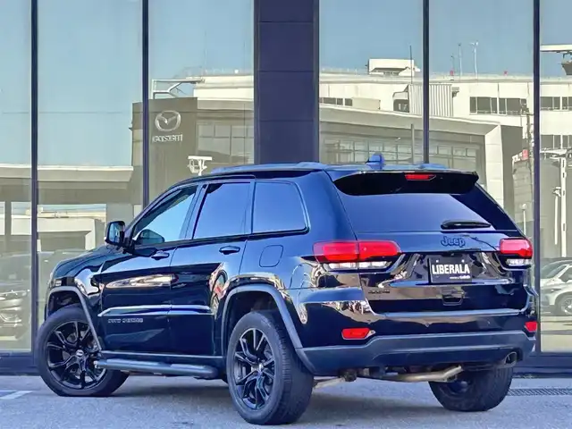 クライスラー・ジープ ジープ グランドチェロキー アップランド 石川県 2018(平30)年 5.1万km 黒 160台限定/黒革調シートカバー/4WD/純正ナビ/　Bluetooth・AppleCarPlay・USB・AUX/フリップダウンモニター/バックカメラ/前後ドライブレコーダー/ETC/クルーズコントロール/パワーシート（D+N席）/アンチロック・ブレーキ・システム/横滑り防止装置/前後コーナーセンサー/盗難防止装置/ダウンヒルアシストコントロール/アイドリングストップ/純正アルミホイール/スマートキー