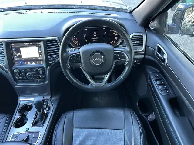 クライスラー・ジープ ジープ グランドチェロキー アップランド 石川県 2018(平30)年 5.1万km 黒 160台限定/黒革調シートカバー/4WD/純正ナビ/　Bluetooth・AppleCarPlay・USB・AUX/フリップダウンモニター/バックカメラ/前後ドライブレコーダー/ETC/クルーズコントロール/パワーシート（D+N席）/アンチロック・ブレーキ・システム/横滑り防止装置/前後コーナーセンサー/盗難防止装置/ダウンヒルアシストコントロール/アイドリングストップ/純正アルミホイール/スマートキー