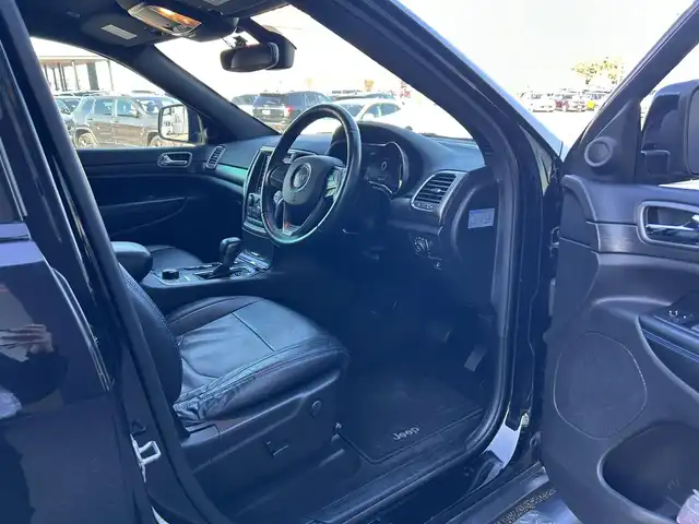 クライスラー・ジープ ジープ グランドチェロキー アップランド 石川県 2018(平30)年 5.1万km 黒 160台限定/黒革調シートカバー/4WD/純正ナビ/　Bluetooth・AppleCarPlay・USB・AUX/フリップダウンモニター/バックカメラ/前後ドライブレコーダー/ETC/クルーズコントロール/パワーシート（D+N席）/アンチロック・ブレーキ・システム/横滑り防止装置/前後コーナーセンサー/盗難防止装置/ダウンヒルアシストコントロール/アイドリングストップ/純正アルミホイール/スマートキー