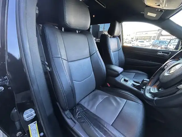 クライスラー・ジープ ジープ グランドチェロキー アップランド 石川県 2018(平30)年 5.1万km 黒 160台限定/黒革調シートカバー/4WD/純正ナビ/　Bluetooth・AppleCarPlay・USB・AUX/フリップダウンモニター/バックカメラ/前後ドライブレコーダー/ETC/クルーズコントロール/パワーシート（D+N席）/アンチロック・ブレーキ・システム/横滑り防止装置/前後コーナーセンサー/盗難防止装置/ダウンヒルアシストコントロール/アイドリングストップ/純正アルミホイール/スマートキー