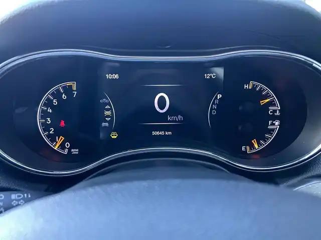 クライスラー・ジープ ジープ グランドチェロキー アップランド 石川県 2018(平30)年 5.1万km 黒 160台限定/黒革調シートカバー/4WD/純正ナビ/　Bluetooth・AppleCarPlay・USB・AUX/フリップダウンモニター/バックカメラ/前後ドライブレコーダー/ETC/クルーズコントロール/パワーシート（D+N席）/アンチロック・ブレーキ・システム/横滑り防止装置/前後コーナーセンサー/盗難防止装置/ダウンヒルアシストコントロール/アイドリングストップ/純正アルミホイール/スマートキー