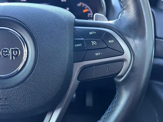 クライスラー・ジープ ジープ グランドチェロキー アップランド 石川県 2018(平30)年 5.1万km 黒 160台限定/黒革調シートカバー/4WD/純正ナビ/　Bluetooth・AppleCarPlay・USB・AUX/フリップダウンモニター/バックカメラ/前後ドライブレコーダー/ETC/クルーズコントロール/パワーシート（D+N席）/アンチロック・ブレーキ・システム/横滑り防止装置/前後コーナーセンサー/盗難防止装置/ダウンヒルアシストコントロール/アイドリングストップ/純正アルミホイール/スマートキー