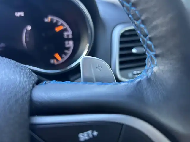 クライスラー・ジープ ジープ グランドチェロキー アップランド 石川県 2018(平30)年 5.1万km 黒 160台限定/黒革調シートカバー/4WD/純正ナビ/　Bluetooth・AppleCarPlay・USB・AUX/フリップダウンモニター/バックカメラ/前後ドライブレコーダー/ETC/クルーズコントロール/パワーシート（D+N席）/アンチロック・ブレーキ・システム/横滑り防止装置/前後コーナーセンサー/盗難防止装置/ダウンヒルアシストコントロール/アイドリングストップ/純正アルミホイール/スマートキー