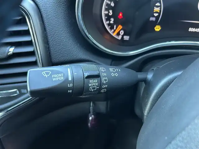 クライスラー・ジープ ジープ グランドチェロキー アップランド 石川県 2018(平30)年 5.1万km 黒 160台限定/黒革調シートカバー/4WD/純正ナビ/　Bluetooth・AppleCarPlay・USB・AUX/フリップダウンモニター/バックカメラ/前後ドライブレコーダー/ETC/クルーズコントロール/パワーシート（D+N席）/アンチロック・ブレーキ・システム/横滑り防止装置/前後コーナーセンサー/盗難防止装置/ダウンヒルアシストコントロール/アイドリングストップ/純正アルミホイール/スマートキー