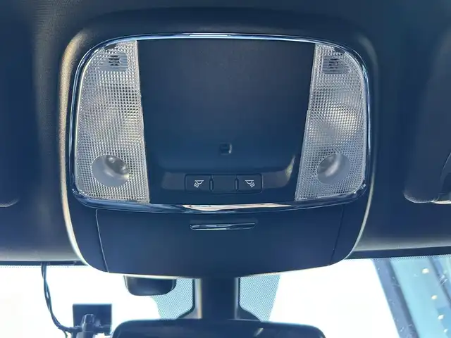 クライスラー・ジープ ジープ グランドチェロキー アップランド 石川県 2018(平30)年 5.1万km 黒 160台限定/黒革調シートカバー/4WD/純正ナビ/　Bluetooth・AppleCarPlay・USB・AUX/フリップダウンモニター/バックカメラ/前後ドライブレコーダー/ETC/クルーズコントロール/パワーシート（D+N席）/アンチロック・ブレーキ・システム/横滑り防止装置/前後コーナーセンサー/盗難防止装置/ダウンヒルアシストコントロール/アイドリングストップ/純正アルミホイール/スマートキー