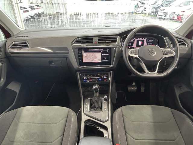 フォルクスワーゲン ＶＷ ティグアン TSI エレガンス 宮城県 2021(令3)年 3.1万km 赤 純正ナビ(AM/FM/BT)/バック・全方位カメラ/レーダークルーズコントロール/レーンキープアシスト/レーンチェンジアシスト/パーキングアシスト/電動パーキングブレーキ/ステアリングヒーター/シートヒーター（全席）/電動リアゲート/オートライト/LEDライト/ドライブレコーダー（前後）/ETC/サマータイヤ純正AW（235/55R18）
