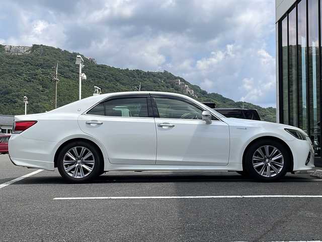 トヨタ クラウン ハイブリッド アスリートS 福岡県 2015(平27)年 8.1万km ホワイトパールクリスタルシャイン ・サンルーフ/・純正メーカーナビ　フルセグ　DVD再生/・純正バックカメラ/・純正１７インチアルミホイル/・スマートキー/・ETC車載機/・純正フロアマット/・純正ドアバイザー/・クルーズコントロール追従走行有/・純正17インチアルミホイル/・サイドエアバック/・コーナーセンサー
