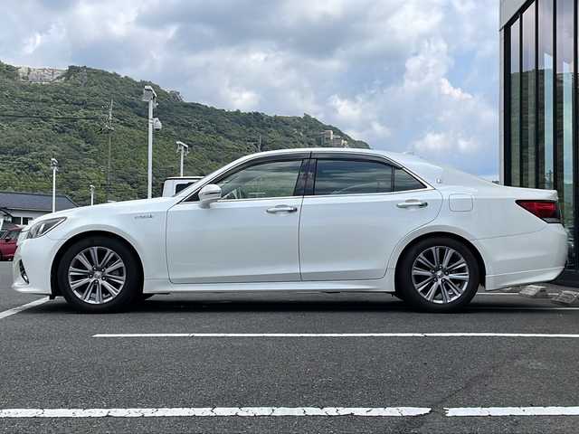トヨタ クラウン ハイブリッド アスリートS 福岡県 2015(平27)年 8.1万km ホワイトパールクリスタルシャイン ・サンルーフ/・純正メーカーナビ　フルセグ　DVD再生/・純正バックカメラ/・純正１７インチアルミホイル/・スマートキー/・ETC車載機/・純正フロアマット/・純正ドアバイザー/・クルーズコントロール追従走行有/・純正17インチアルミホイル/・サイドエアバック/・コーナーセンサー