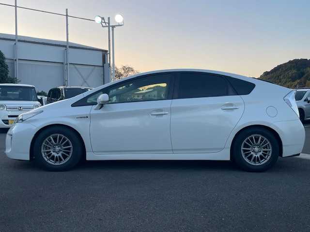 トヨタ プリウス G ツーリングセレクション 静岡県 2012(平24)年 8.8万km ホワイトパールクリスタルシャイン 社外KENWOODナビ（Bluetooth/CD/DVD)/バックカメラ/クルーズコントロール/ETC/LEDヘッドライト/オートライト/横滑り防止装置/ウィンカーミラー/電動格納ミラー/プッシュスタート/社外15inAW/トノカバー/ドアバイザー/スペアキー１/ノーマルサス積載/保証書/取扱説明書