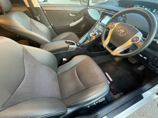 トヨタ プリウス G ツーリングセレクション 静岡県 2012(平24)年 8.8万km ホワイトパールクリスタルシャイン 社外KENWOODナビ（Bluetooth/CD/DVD)/バックカメラ/クルーズコントロール/ETC/LEDヘッドライト/オートライト/横滑り防止装置/ウィンカーミラー/電動格納ミラー/プッシュスタート/社外15inAW/トノカバー/ドアバイザー/スペアキー１/ノーマルサス積載/保証書/取扱説明書