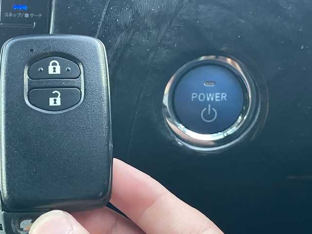 トヨタ プリウス G ツーリングセレクション 静岡県 2012(平24)年 8.8万km ホワイトパールクリスタルシャイン 社外KENWOODナビ（Bluetooth/CD/DVD)/バックカメラ/クルーズコントロール/ETC/LEDヘッドライト/オートライト/横滑り防止装置/ウィンカーミラー/電動格納ミラー/プッシュスタート/社外15inAW/トノカバー/ドアバイザー/スペアキー１/ノーマルサス積載/保証書/取扱説明書