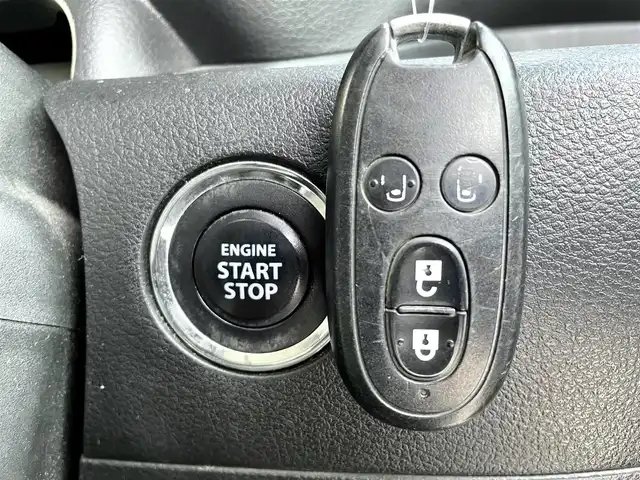 スズキ スペーシア カスタム Z 三重県 2017(平29)年 7.4万km ピュアホワイトP (株)IDOMが運営する【じしゃロン四日市店】の自社ローン対象車両になります。こちらは現金ご利用時の価格です。自社ローンご希望の方は別途その旨お申付け下さい。/純正SDナビ（CD/DVD/AM/FM）/バックカメラ/両側パワースライドドア/純正14インチAW/ETC/スマートキー/プッシュスタート/純正フロアマット/ステアリングスイッチ