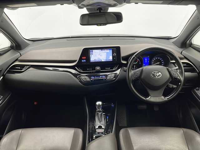 トヨタ Ｃ－ＨＲ G 宮崎県 2017(平29)年 6.1万km ブラックマイカ 禁煙車/トヨタセーフティセンス/純正ナビTV/（NSZT-W66T/CD/Bluetooth/FMAM/フルセグTV)/純正バックカメラ/純正ビルトインETC/純正LEDオートライト/純正LEDフォグ/純正18インチアルミ/純正フロアマット/プリクラッシュセーフティ/アダプティブクルーズコントロール/レーンディパーチャーアラート/オートマチックハイビーム/クリアランスソナー/ブラインドスポットモニター/ウインカードアミラー/電子パーキング/オートホールド/オート電動格納ミラー/デュアルオートエアコン（ナノイー）/本革巻ハンドル/前席シートヒーター/ハーフレザーシート/スマートキー/プッシュエンジンスタート/新車時保証書/取扱い説明書