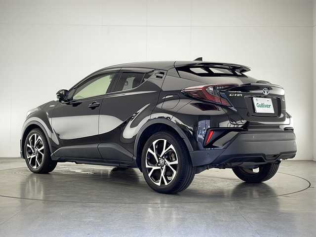 トヨタ Ｃ－ＨＲ G 宮崎県 2017(平29)年 6.1万km ブラックマイカ 禁煙車/トヨタセーフティセンス/純正ナビTV/（NSZT-W66T/CD/Bluetooth/FMAM/フルセグTV)/純正バックカメラ/純正ビルトインETC/純正LEDオートライト/純正LEDフォグ/純正18インチアルミ/純正フロアマット/プリクラッシュセーフティ/アダプティブクルーズコントロール/レーンディパーチャーアラート/オートマチックハイビーム/クリアランスソナー/ブラインドスポットモニター/ウインカードアミラー/電子パーキング/オートホールド/オート電動格納ミラー/デュアルオートエアコン（ナノイー）/本革巻ハンドル/前席シートヒーター/ハーフレザーシート/スマートキー/プッシュエンジンスタート/新車時保証書/取扱い説明書